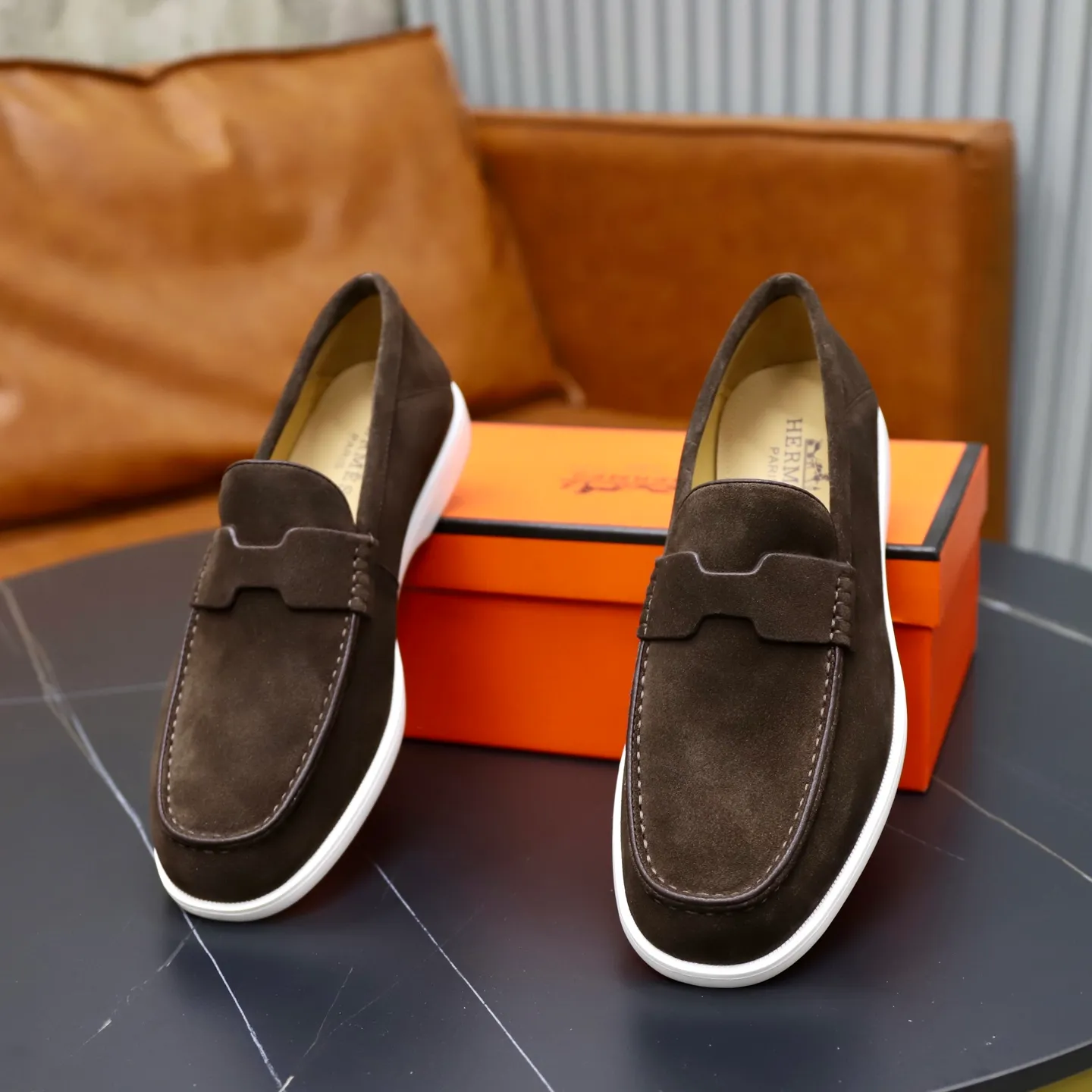 Ex-factory price: 540💰Hermès/Hermès slip-on men's shoes. This shoe is made of imported cow suede leather, with simple and smooth lines, and a 3CM rubber foam ultra-light sole combined with aerodynamic design! Youthful and fashionable, H button decoration, contrasting leather embellishment on the heel, calf lining to gently wrap your feet, with embossed logo cowhide feet, leather rock strips, casual and urban style, highlighting youthful vitality, sports and leisure version, super versatile Size number: 38-39-40-41-42-43-44 Standard leather shoe size (45 can be customized but does not support returns)